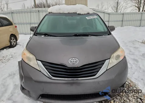 2014 Toyota Sienna Le z USA, uszkodzony, nr VIN 5TDJK3DC8ES086084